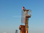 للمرة الثانية: نشطاء يرفعون العلم الفلسطيني على كاسر الأمواج في ميناء يافا